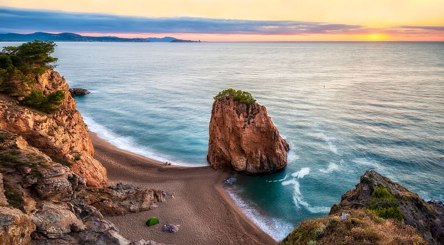 Playa Illa Roja, playa naturista