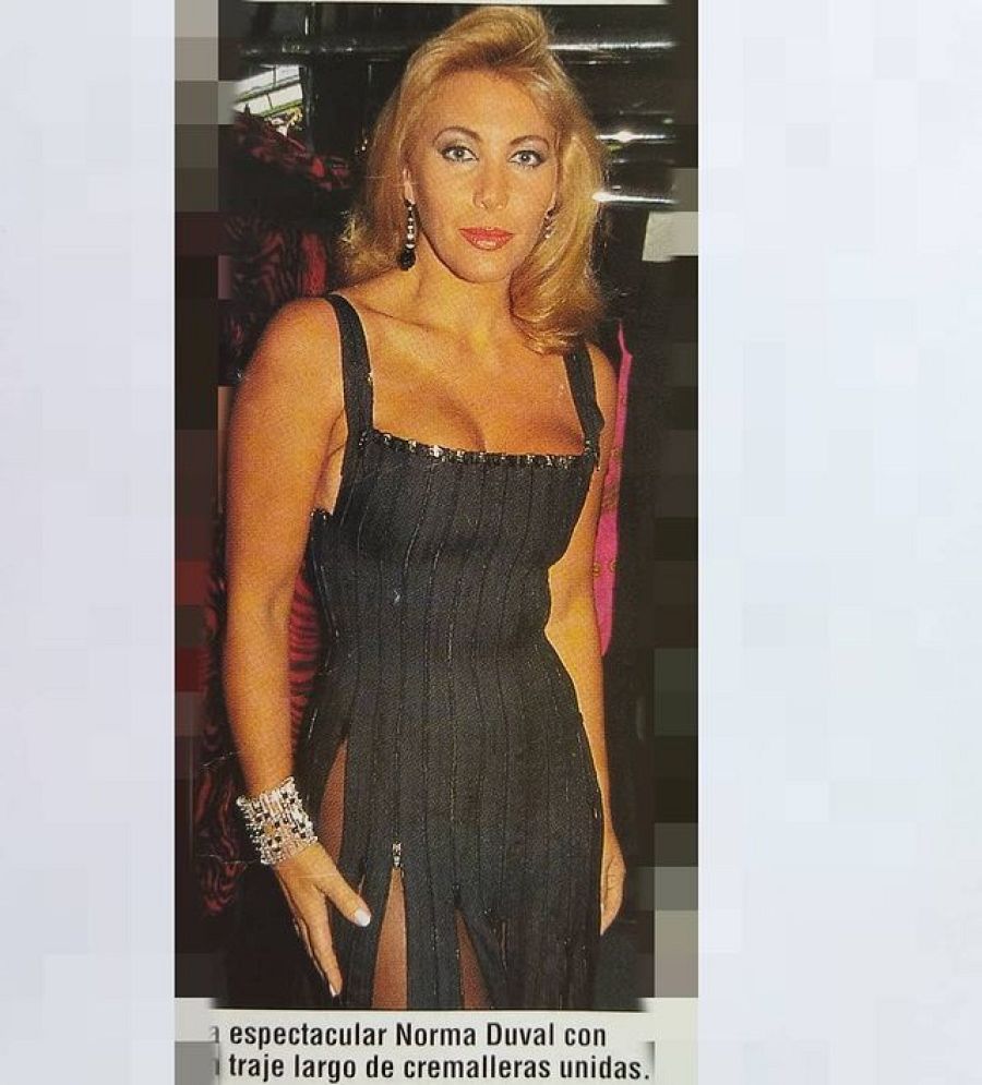 Norma Duval con un vestido negro con cremalleras