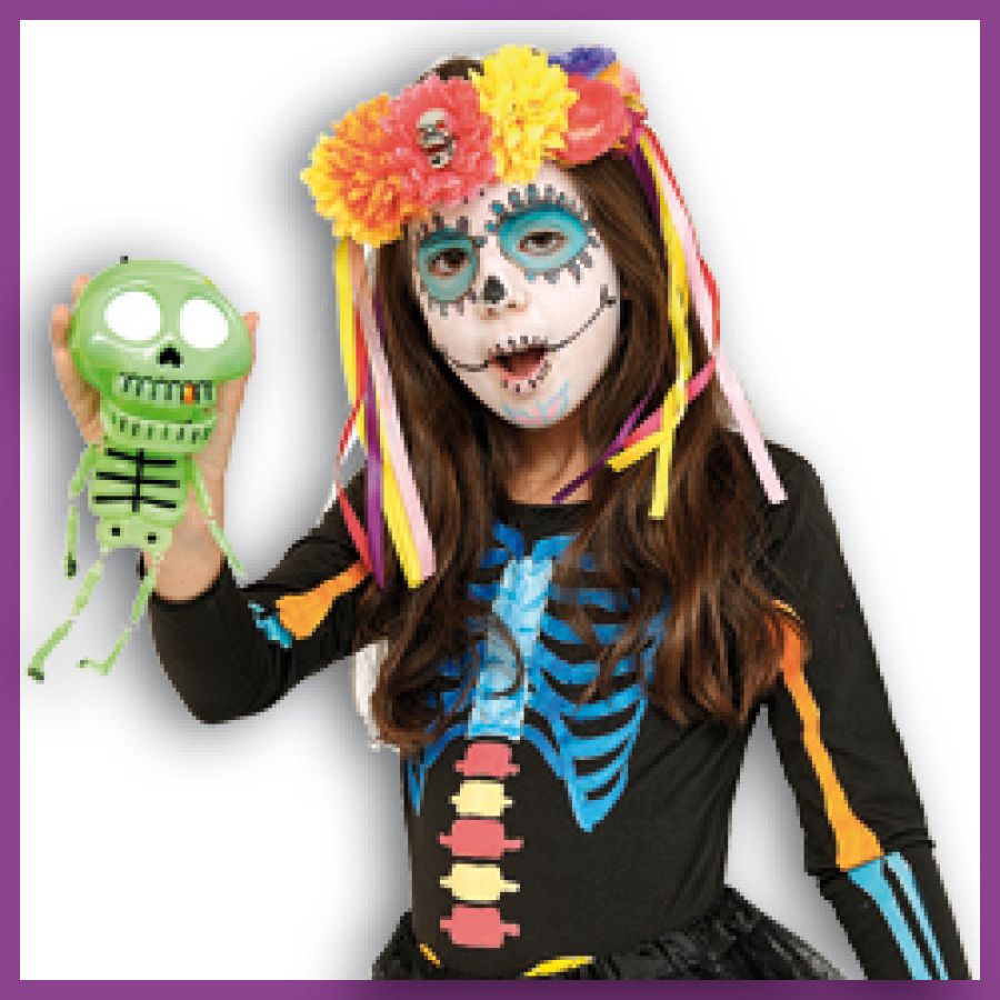 Revista Clan Octubre 2021 - Niña con regalo esqueleto cabezón