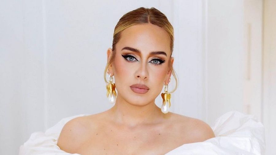 La cantante británica Adele vestida de blanco y negro