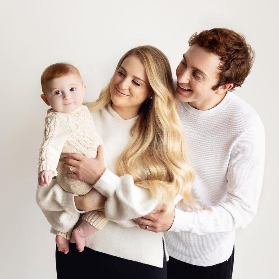 Meghan Trainor, su esposo Daryl Sabara y su hijo Riley