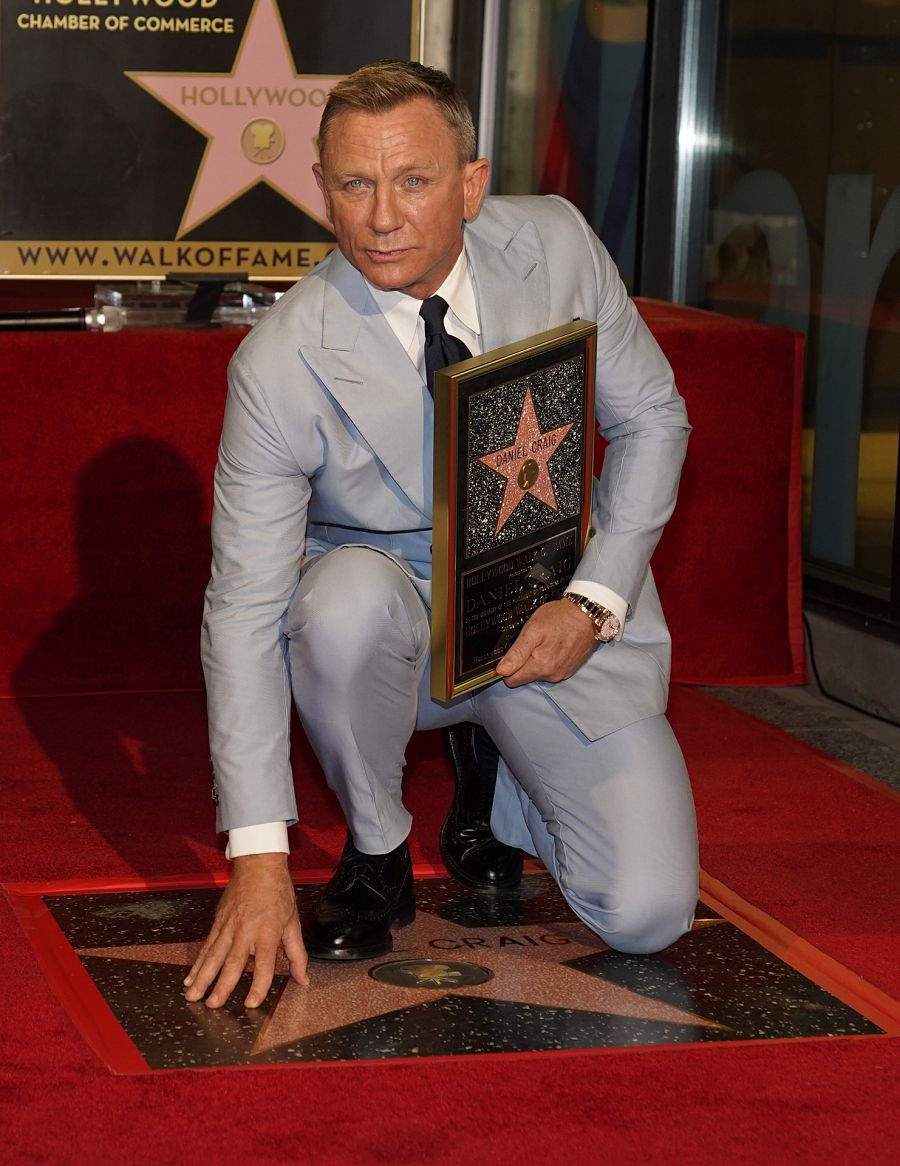 DANIEL CRIAG POSA CON SU ESTRELLA DE LA FAMA EN HOLLYWOOD