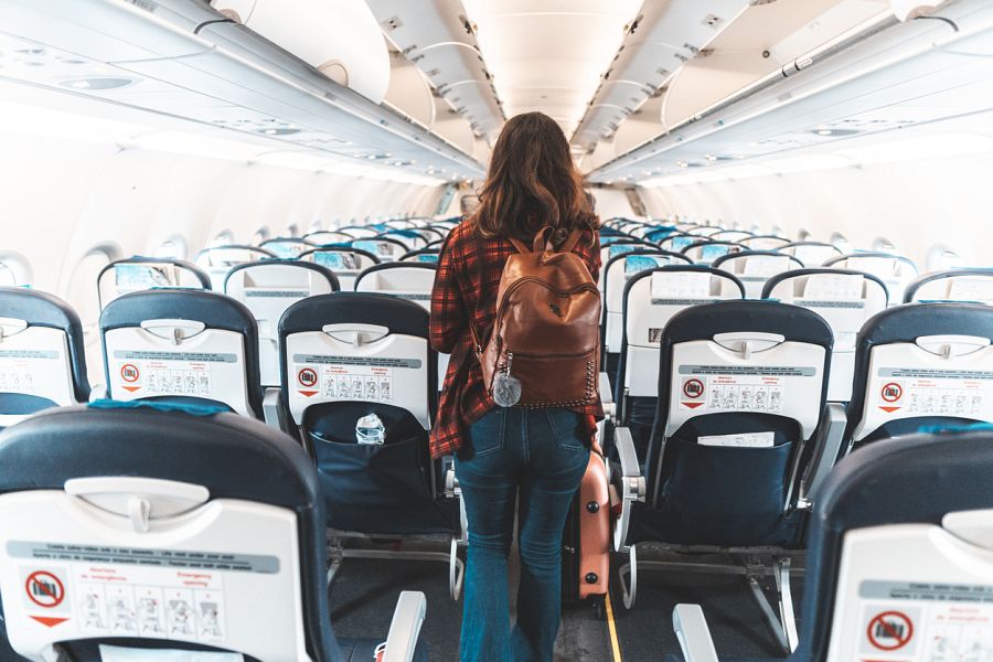 Viajera en el interior de un avión