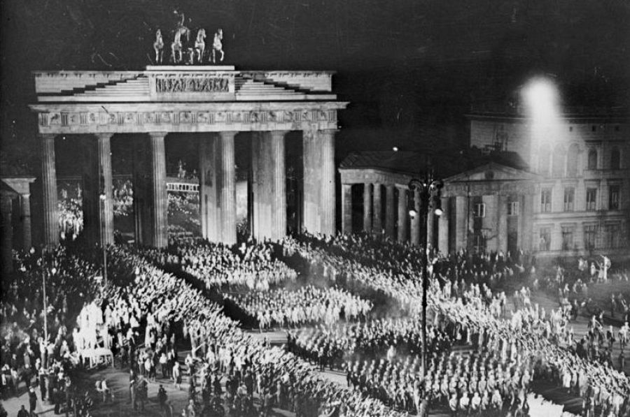Concentración de Sturmabteilung en la puerta de Brandenburg, en Berlín, a principios de los años 30