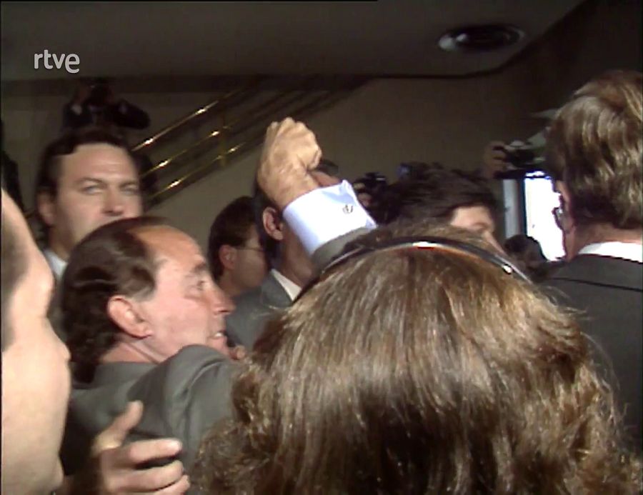 Ruiz-Mateos intenta golpear de nuevo a Miguel Boyer al grito de "¡que te pego, leche!"