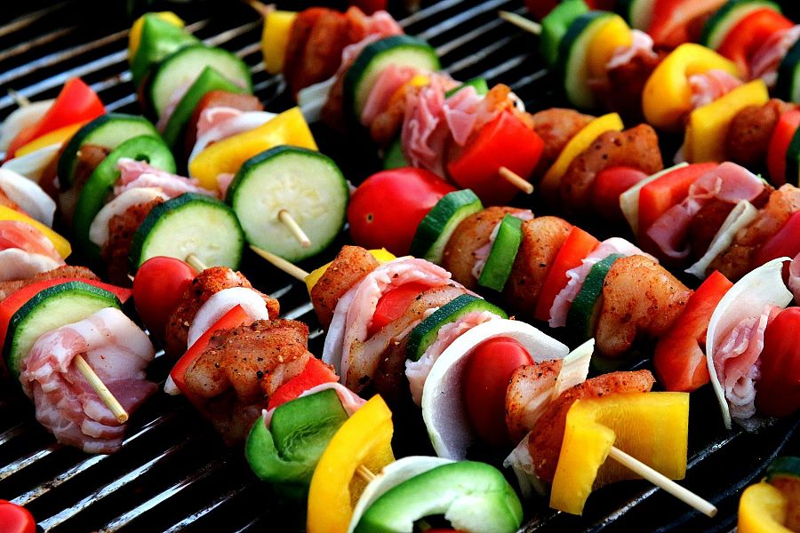 Brochetas de carne y verduras