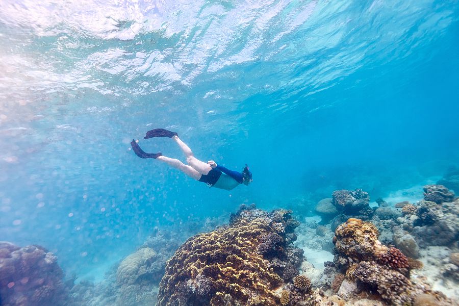 Mujer haciendo snorkel