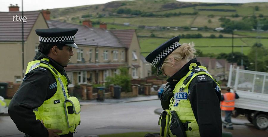 Catherine Cawood con su compañero policía en Happy Valley