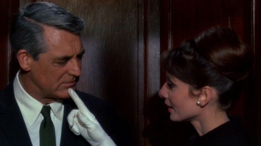 Audrey Hepburn señala el holluelo de la barbilla de Cary Grant y le pregunta: "¿Cómo te afeitas ahí?"