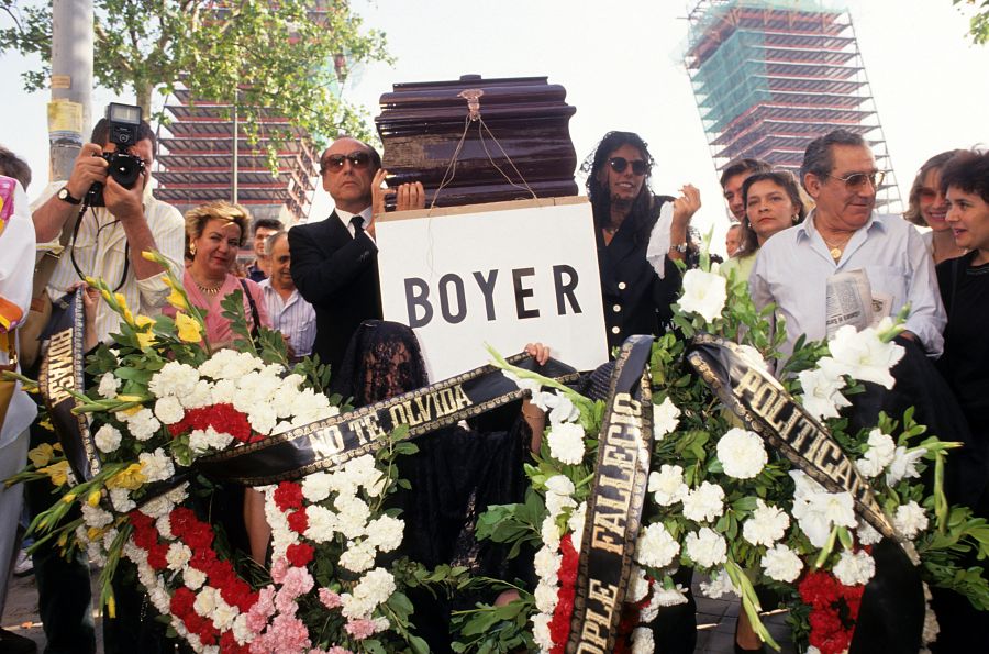 José María Ruiz-Mateos simula llevar el féretro de Miguel Boyer. 