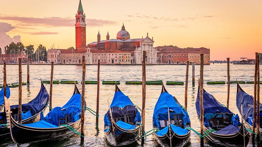 Góndolas con San Giorgio Maggiore al amanecer