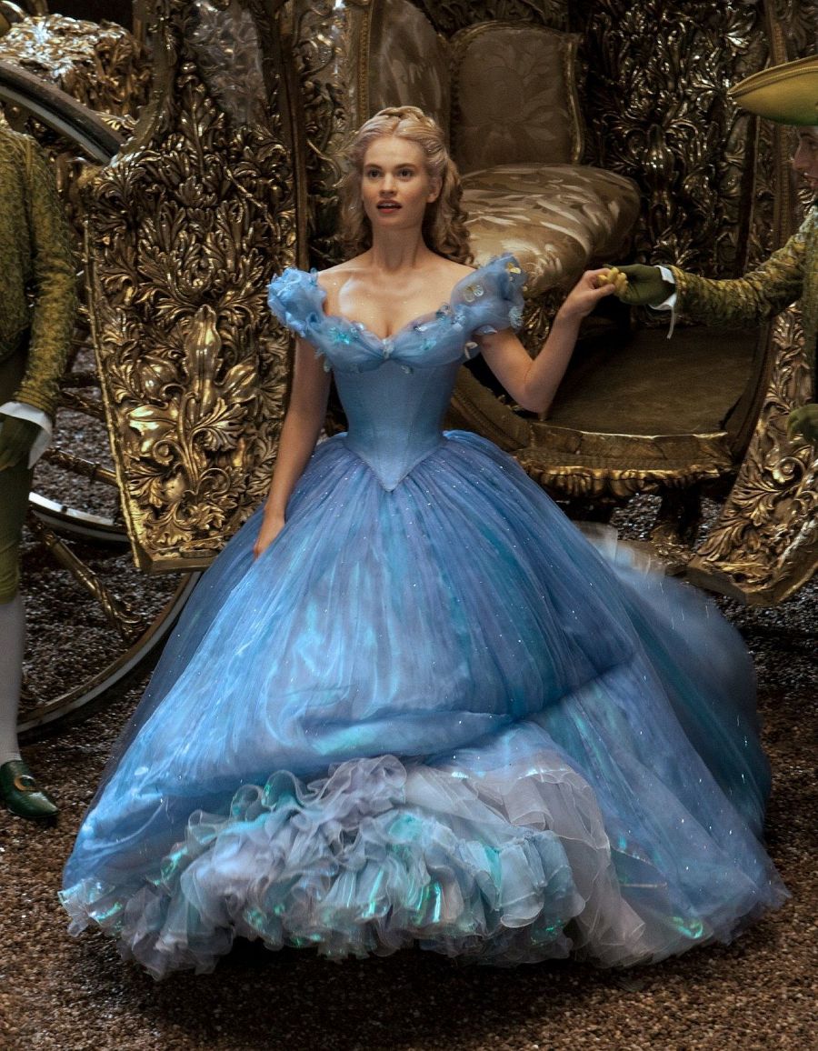 Lily James como Cenicienta