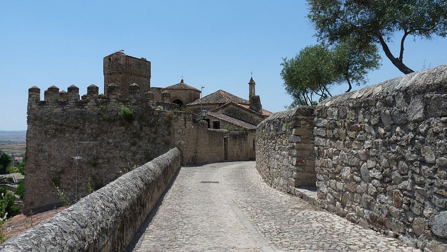 Por la zona amurallada de Trujillo.
