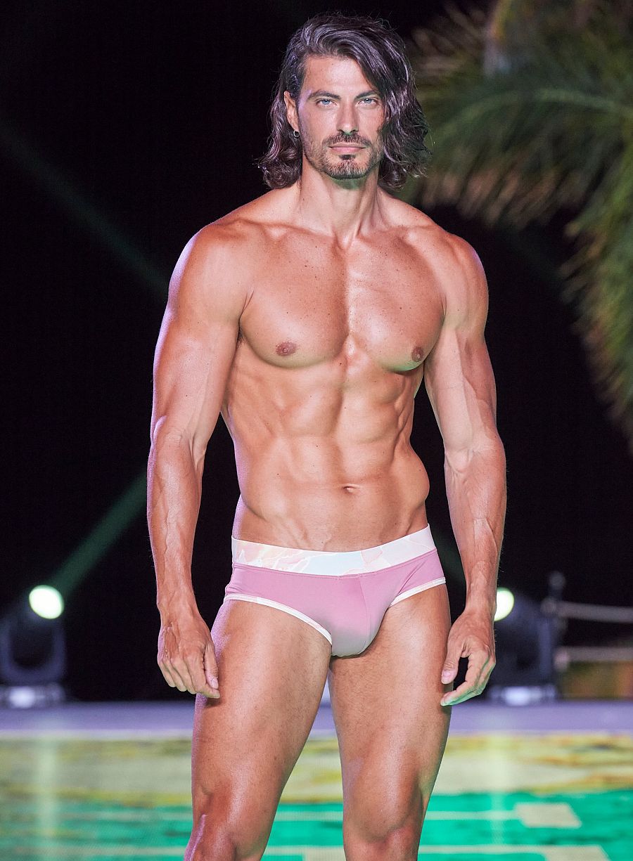 El efecto empolvado de las piezas de baño para hombre y mujer será una de las tendencias del verano 2022