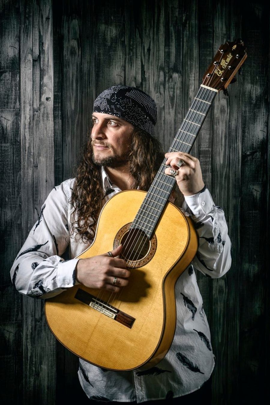 El Amir tocando la guitarra