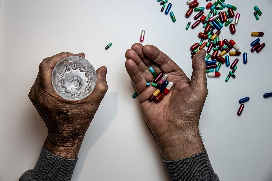 Pastillas en la mano
