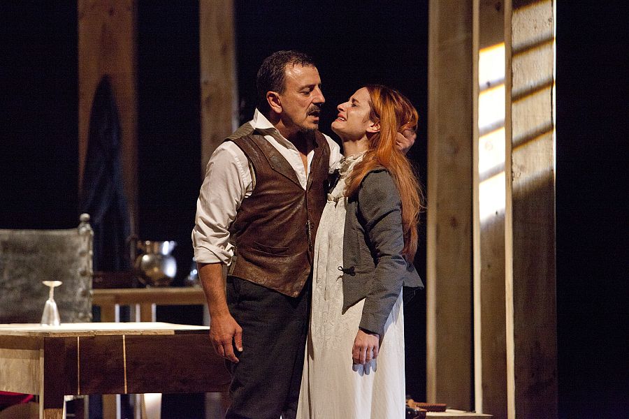 Marcial Álvarez y Esther Isla en la adaptación teatral de "Los pazos de Ulloa"