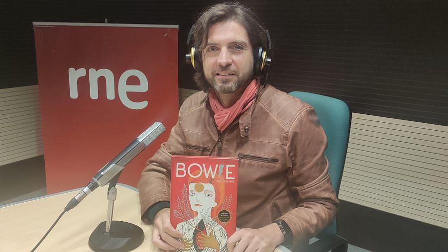 El escritor Fran Ruiz mostrando su libro "Bowie: una biografía"