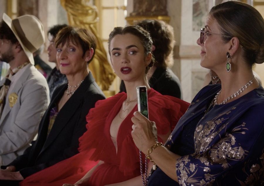 Emily in Paris S02E10: "French Revolution"