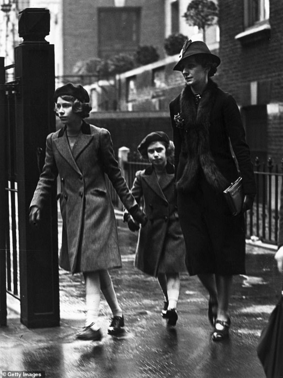 La futura reina Isabel II y su hermana la princesa Margarita, con su institutriz Marion Crawford