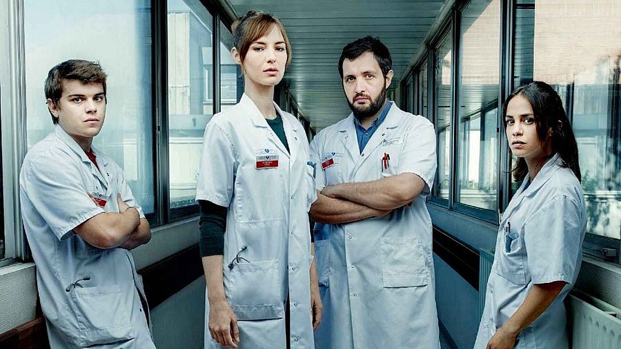 Cuatro jóvenes se ven obligados a tomar las riendas del Hospital de París tras una cuarentena.