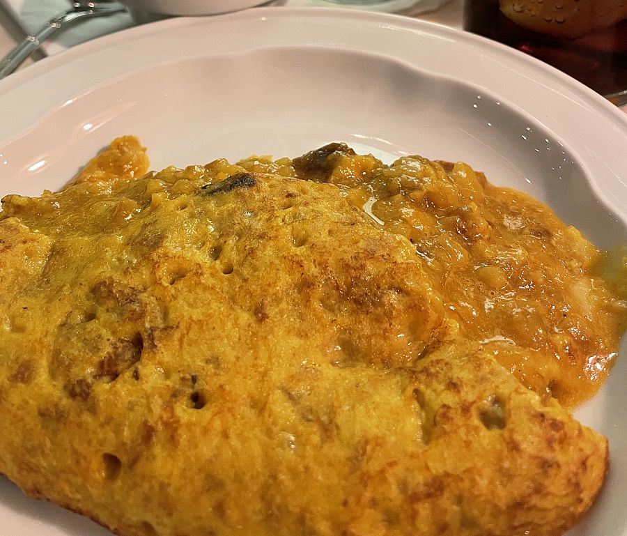 Tortilla a la que se le añadirá consomé de Pez Tortilla
