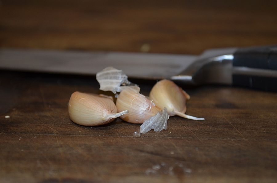Tres dientes de ajo y un cuchillo cebollero