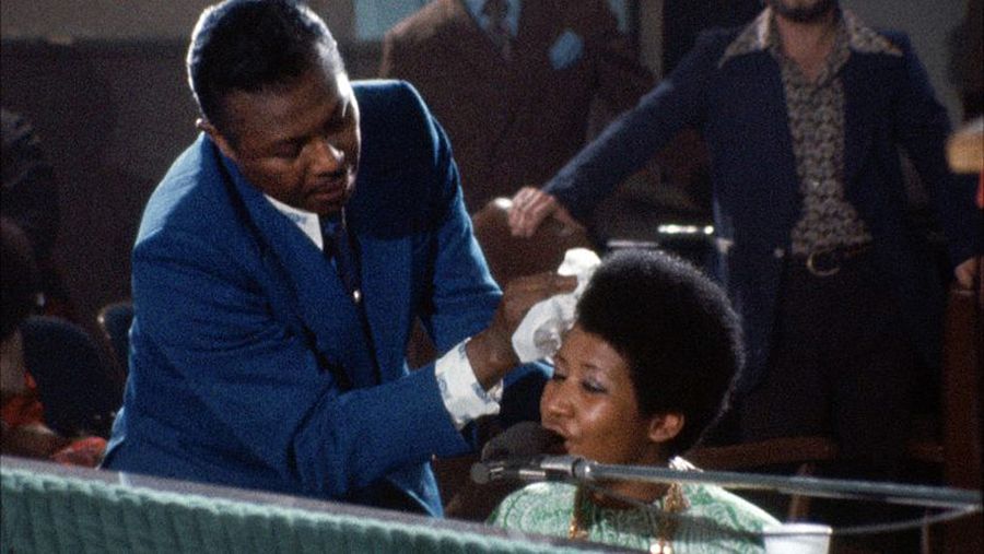 Clarence Franklin, padre de Aretha, limpia el sudor de su hija durante el concierto