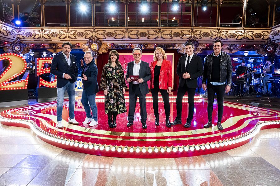 Los invitados del especial, celebrando el aniversario