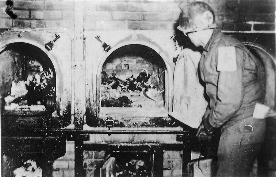 Un integrante de la Cruz Roja ante los crematorios de Buchenwald, el 16 de abril de 1945