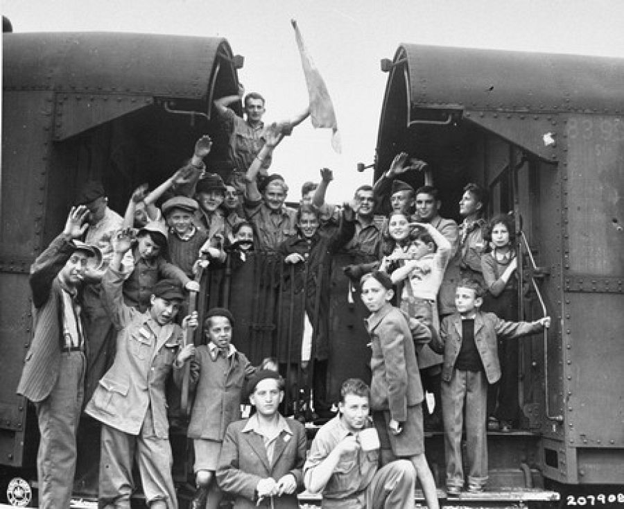 Algunos de los niños de Buchenwald, camino a una nueva vida