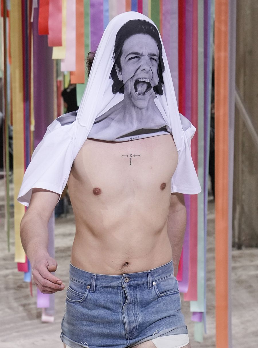 El cuerpo es el protagonista absoluto y podemos verlo estampado en las propias prendas con siluetas atrevidas