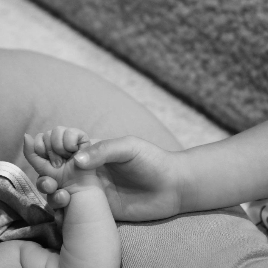 Stormi, ahora la hermana mayor, conoce al bebé