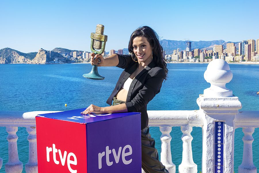 Chanel with the bronze microphone, the winner's trophy of the Benidorm Fest