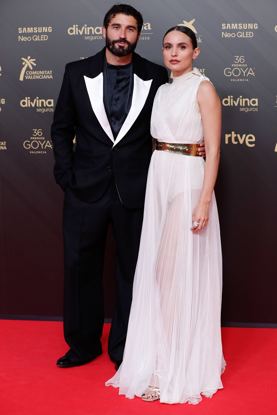 Verónica Echegui y Álex García, directora y productor de "Tótem loba", en la alfombra roja de los Premios Goya 2022