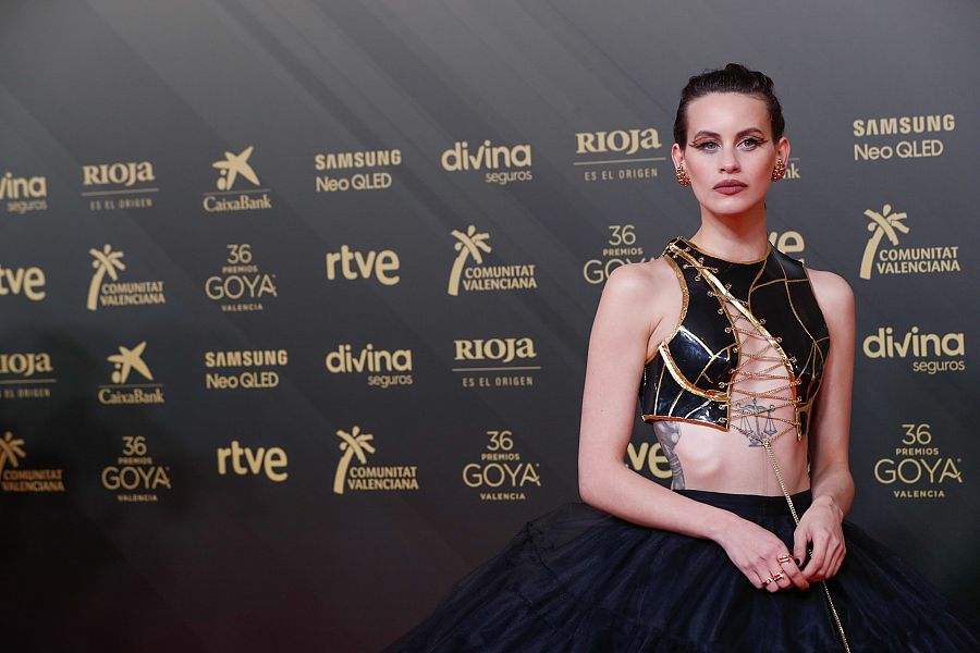 Milena Smit en la alfombra roja de los Premios Goya 2022