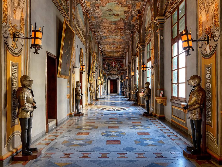 El palau dels Grans Mestres catalans de l'Orde de Malta, a La Valletta, amb l'escut de Raimon de Perellós i Rocafull al fons