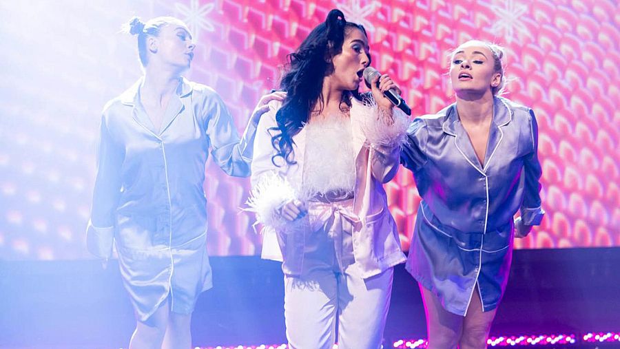 Brooke durante su actuación en "The Late Late Show", la final nacional de Irlanda para Eurovisión 2022