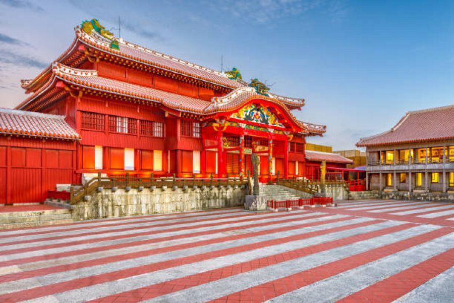 A la capital d'Okinawa hi trobemmeravelles com el castell Shuri, que va ser la seu de l'antic regne de Ryukyu
