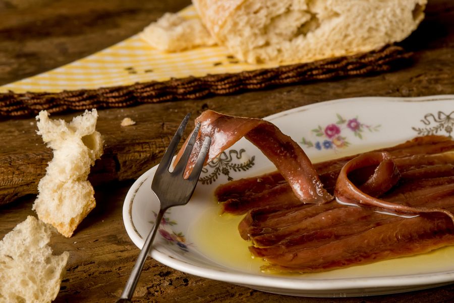 Les anxoves formen part de molts àpats, tradicionalment del vermut