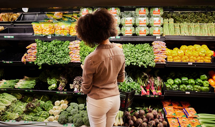 Mujer en el supermercado