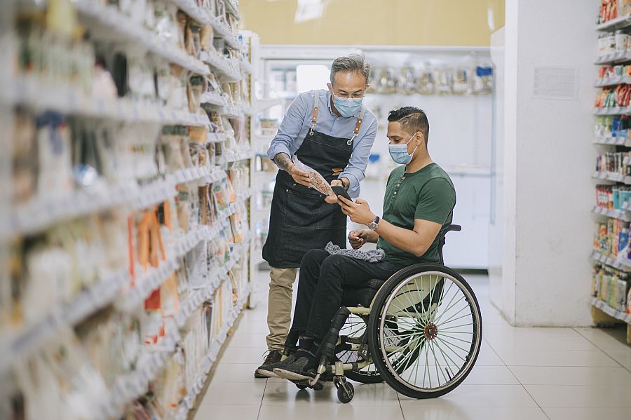 Hombre comprando en el supermercado