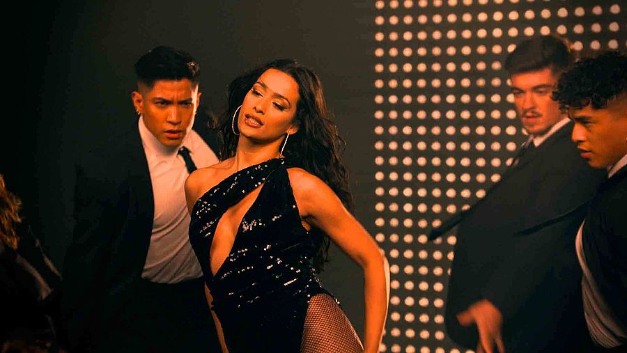 Chanel bailando junto a sus bailarines el estribillo de "SloMo"