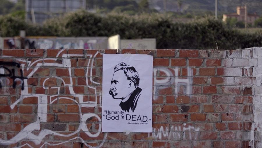 "La humanidad (Dios) ha muerto", inspirado en la frase de Friedrich Nietzsche.
