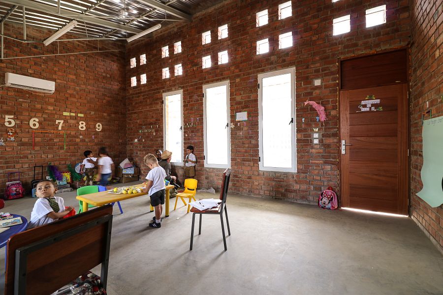 Colegio Benga Riverside de Benin, obra de Kéré.