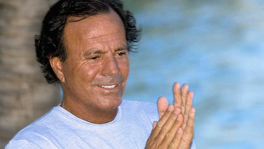 El cantante Julio Iglesias juntando las palmas de sus manos