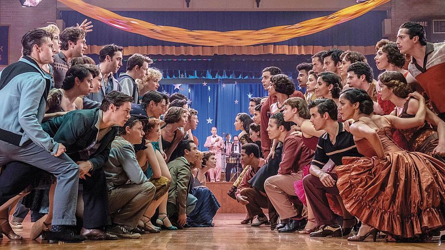 El elenco de 'West Side Story' durante la escena "Mambo, Baile del Gimnasio"