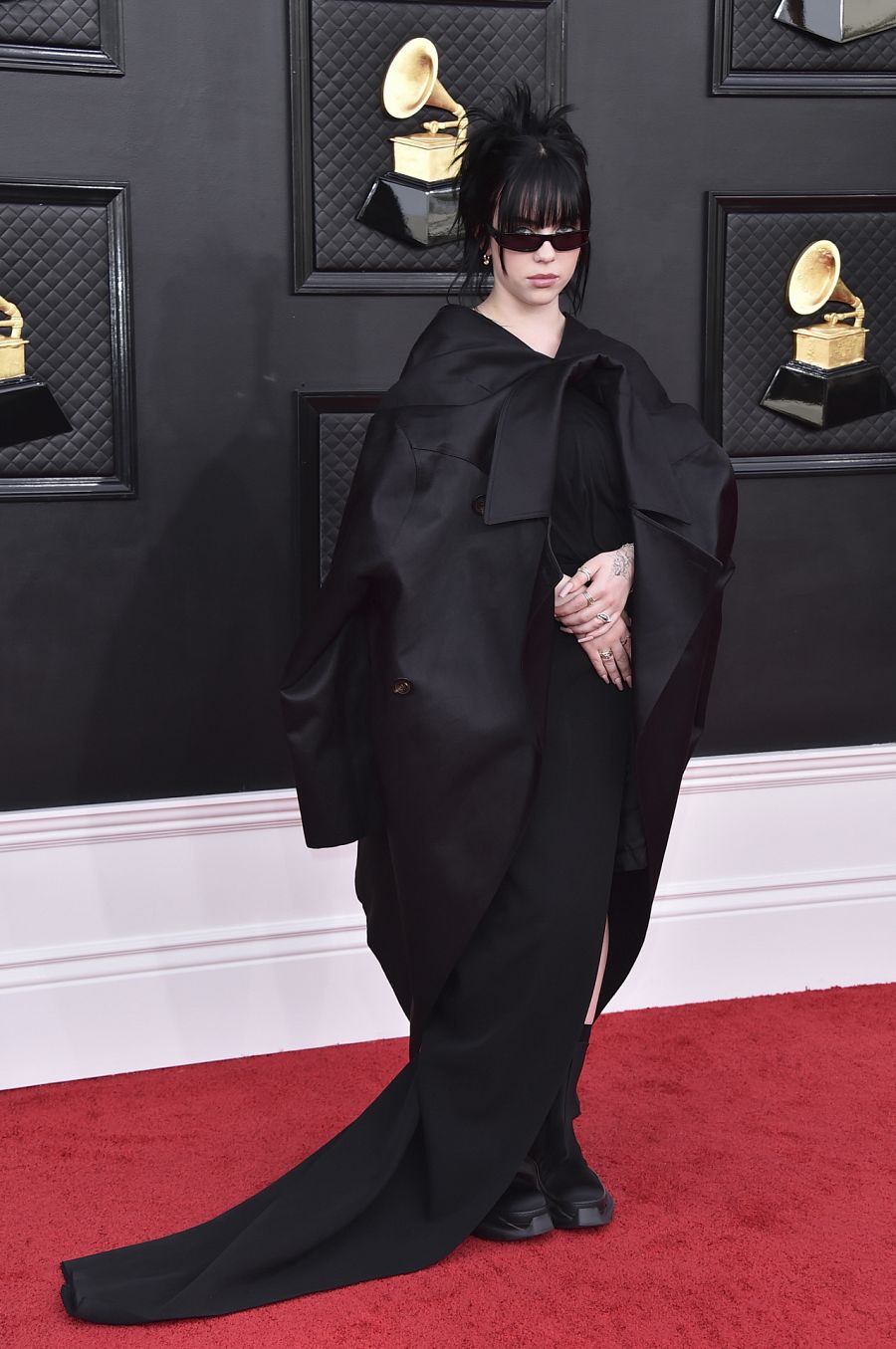 Billie Eilish en la alfombra roja de los Grammys 2022