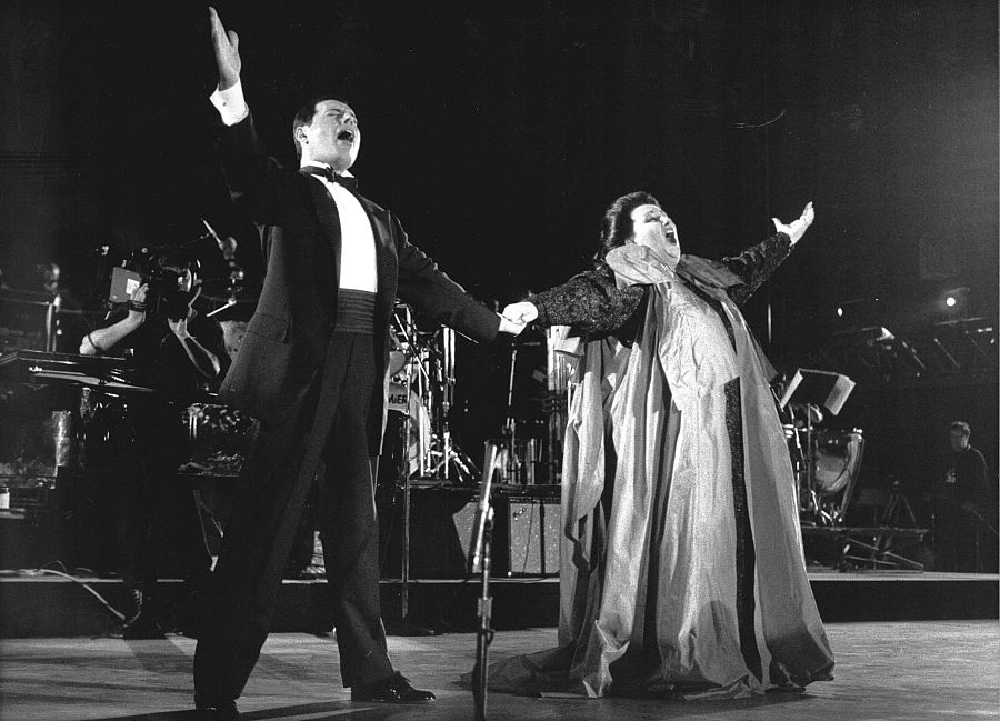 Freddie Mercury y Montserrat Caballé cantan el himno "Barcelona" en las Olimpiadas del 92