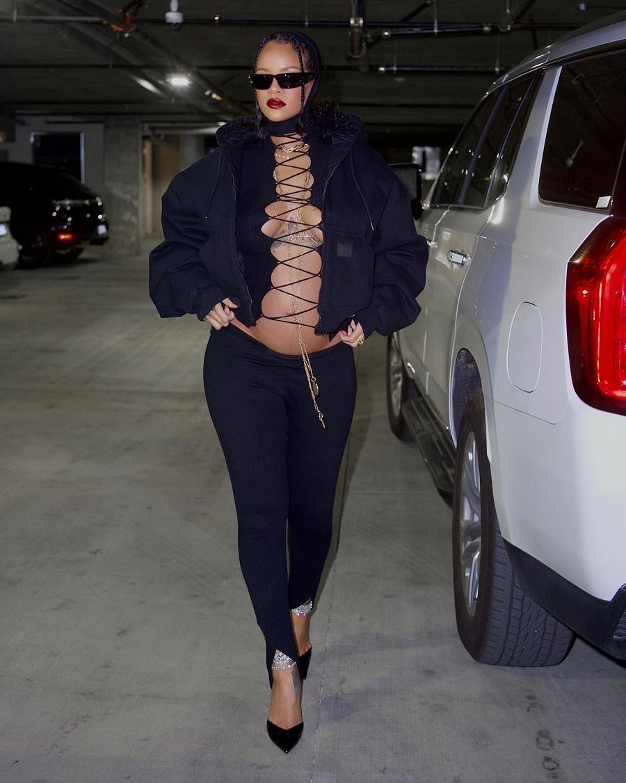 La cantante Rihanna apuesta por el negro
